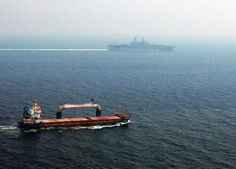 US_Navy_040705-N-2972R-040_A_merchant_ship_sails_off_the_starboard_side_of_the_amphibious_assault_ship_USS_Kearsarge_LHD_3_while_transiting_the_Straits_of_Hormuz
